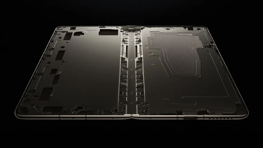 Internal frame and hinge mechanism of Huawei Mate X6 foldable smartphone